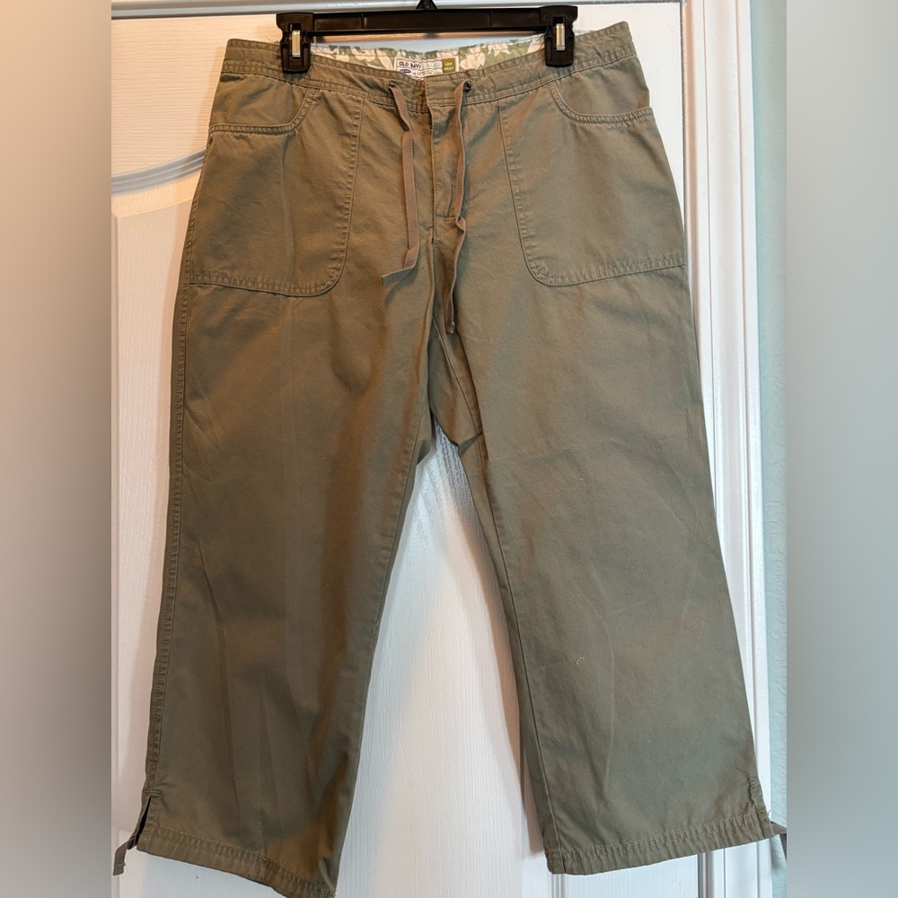 Old Navy Women’s Olive Capri Pants in excellent condition